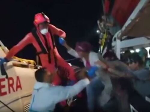 Lega e M5s litigano anche sui migranti. Salvini sfida il Tar: "La fermerò lo stesso"