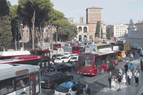 Roma in totale balìa del caos: un disastro dietro l’altro