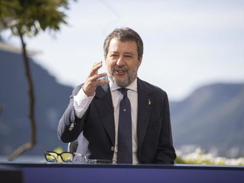 Salvini traccia la rotta. Flat tax ai dipendenti e Ponte sullo Stretto in 15 minuti a 7 euro