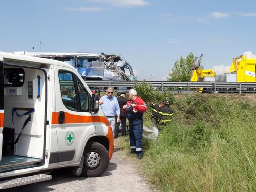 Bologna, scontro pullman-tir sul raccordo: 16 feriti