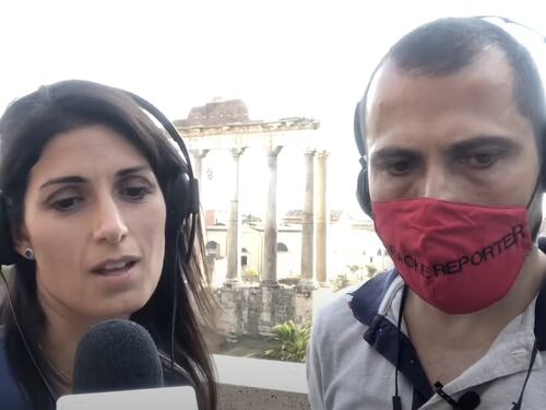 Roma nun fa la stupida stasera. Virginia Raggi stonata anche quando canta