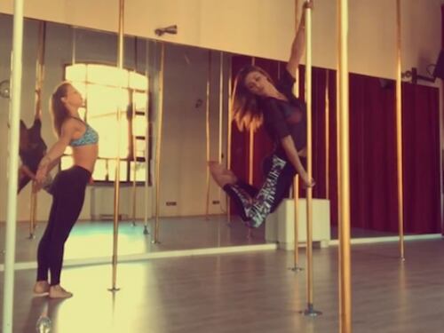 Belen Rodriguez fa la pole dance. E scoppia la polemica