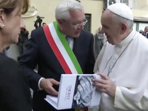 C’era una volta amore: Albano Laziale scrive e dona un libro a Papa Francesco