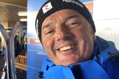 Matteo Renzi sciatore si bulla sui social. Valanga di commenti, seppellito così
