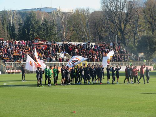 La Roma abbraccia i tifosi. Così Dzeko & Co. si allenano a porte aperte