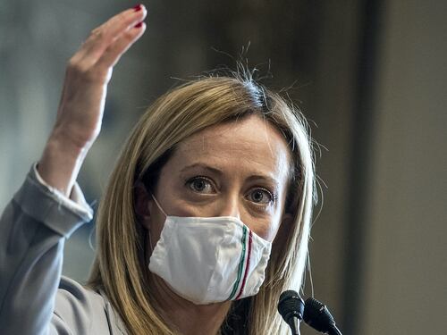 Così Giorgia Meloni ridicolizza il governo dei "migliori". E a Draghi chiede 007 in difesa del made in Italy