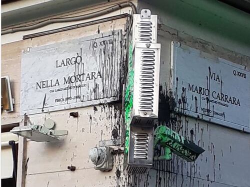 Già imbrattate le targhe delle vie tolte ai firmatari del Manifesto della razza
