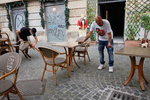 Roma, più tavolini senza delibera e scoppia il caos