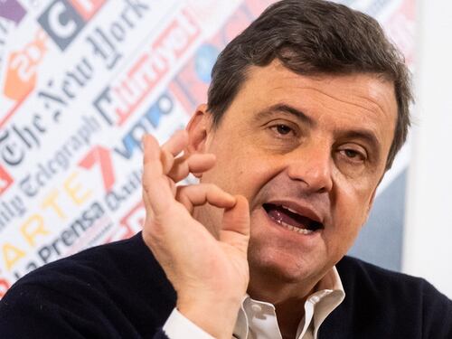 Ormai è il portavoce dei 5stelle, Calenda davanti alla tv massacra Travaglio