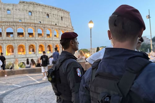 Roma, maranza al Colosseo. La caccia continua