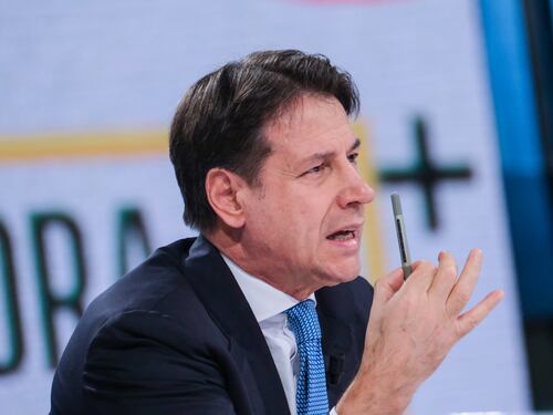 “Sciacalli, gettano fango”. Conte nega l’evidenza su Ischia: nessun condono