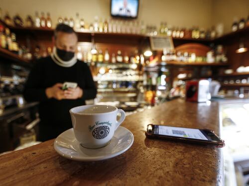 Commercio e crisi, stangata sulla colazione al bar: il caffè costa 10 centesimi in più