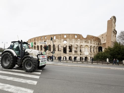 Trattori, dal governo esenzione Irpef agli agricoltori sotto i 10mila euro