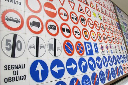 Iva al 22% per le scuole guida