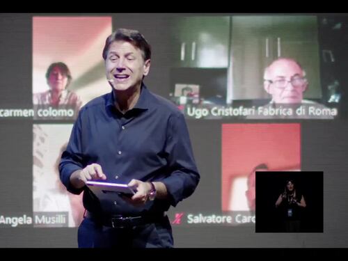 M5S, Giuseppe Conte si trasforma in Steve Jobs: come si presenta sul palco