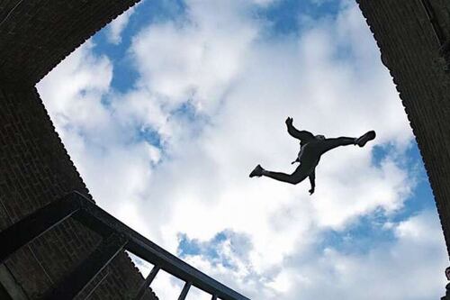 Cade dal tetto mentre fa parkour, 16enne tra la vita e la morte