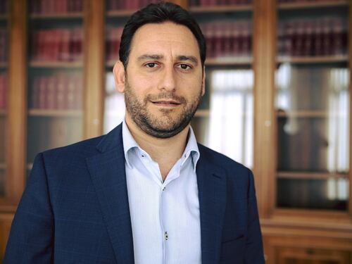 La provocazione del grillino Nicola Grimaldi: "Dopo Zelensky sentiamo anche Putin alla Camera“