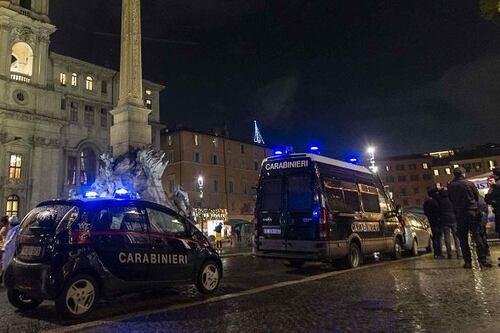 Sequestrate le bancarelle di Piazza Navona. Per i vigili non sono sicure