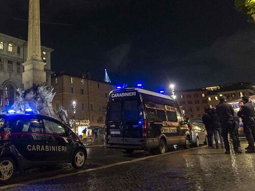 Sequestrate le bancarelle di Piazza Navona. Per i vigili non sono sicure