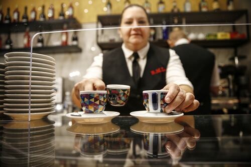 Crolla il consumo del caffè al bar, i romani rinunciano anche a cornetto e cappuccino