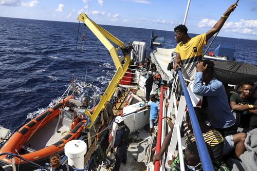 Migranti, gli sbarchi continuano senza sosta. Ma è piombato il silenzio sui clandestini