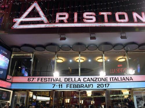 A Sanremo 2017 lo smoking della Mannoia, Comello nuda e Ferreri pop