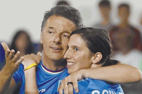 Partita del cuore, quell’abbraccio inaspettato tra Schlein e Renzi spiazza il Pd
