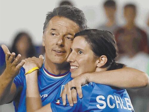 Partita del cuore, quell’abbraccio inaspettato tra Schlein e Renzi spiazza il Pd