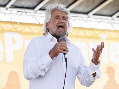 M5S, Grillo incita all’eversione: “Mettete il passamontagna”. In fumo l’intesa Conte-Schlein