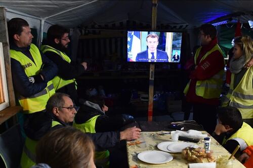 La risposta di Macron ai gilet gialli: "Meno tasse, aumentano stipendi minimi"