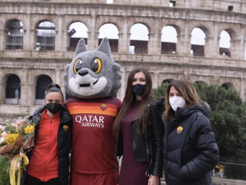 Amra Dzeko e la As Roma femminile al Colosseo contro la violenza sulle donne