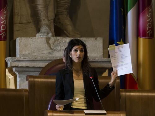 Sessanta giorni per trovare una discarica a Roma: ultimatum alla Raggi, rischia il commissariamento