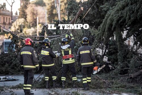 Cade dal tetto e schiaccia il figlio. Il maltempo fa 4 morti nel Lazio