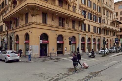 Ubriaco passa col rosso, ferisce due persone e scappa
