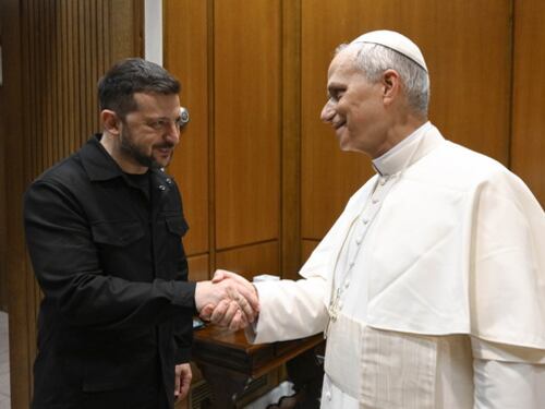 Ucraina, l'Italia al centro dei negoziati. Meloni: "Il Papa è disponibile e noi siamo pronti"