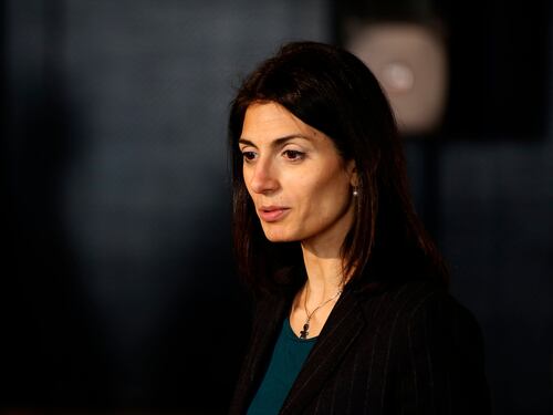 Raggi indagata, nel mirino della Procura chat e messaggi della sindaca