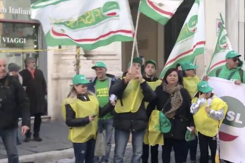 Crisi ex Ilva, gli operai in sciopero invadono il centro