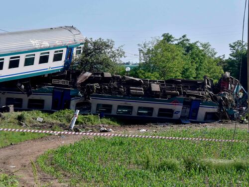 Schianto fra treno e tir sulla linea Torino-Ivrea: 2 morti e 23 feriti