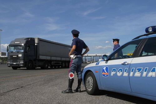Guerriglia sull'A1. Ultras del Bologna lanciano sassi contro bus di tifosi del Torino