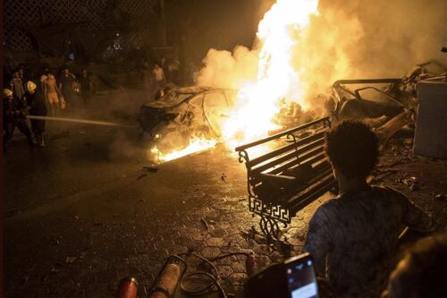 Auto contromano esplode davanti a un ospedale. 19 morti al Cairo