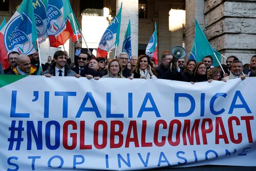 L'Italia non firmerà il patto Onu sui migranti. Salvini: decida il Parlamento. Flash mob di FdI