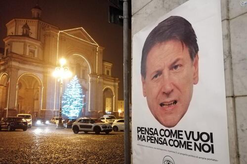 Spuntano i manifesti abusivi col volto di Conte. Il mistero invade i muri di mezza Italia