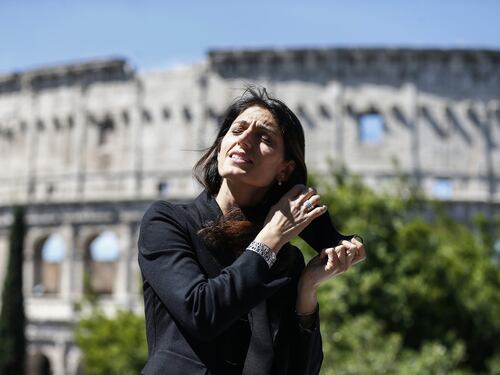 Due ex ministri e un prof, per Virginia Raggi si fa dura