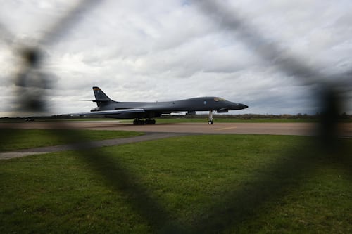 Regno Unito, esplosivi vicino alla base Usa: arresti ed evacuazioni