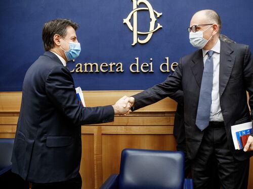 Un selfie con David Sassoli: Giuseppe Conte ed Enrico Letta si devono far notare a tutti i costi. Superato ogni limite