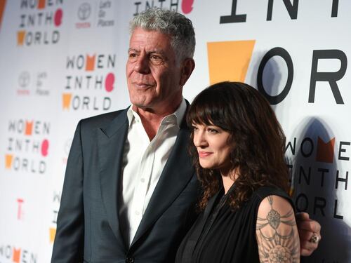È morto suicida lo chef giramondo Anthony Bourdain, la compagna Asia Argento: "Sono devastata"