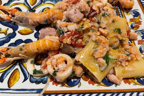 Mezze maniche al profumo di mare: la ricetta al ragù di pesce, scampetti e calamaro
