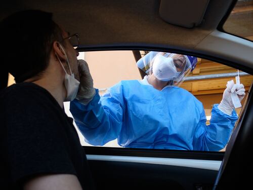 Covid, mai così male dalla fine del lockdown. Boom di casi in Campania