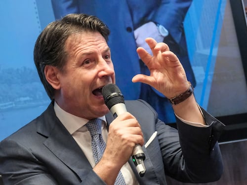 Ue, i Verdi non vogliono l’ingresso del M5S: troppo poco pro-Ucraina, un tradimento