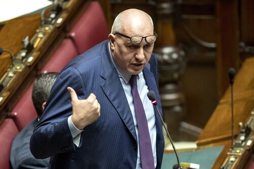 Il mistero di Guido Crosetto: a chi la manda a dire?